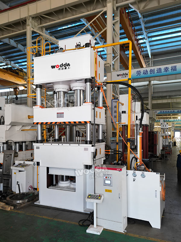 630噸三梁四柱液壓機(jī) 630噸三梁四柱液壓機(jī)