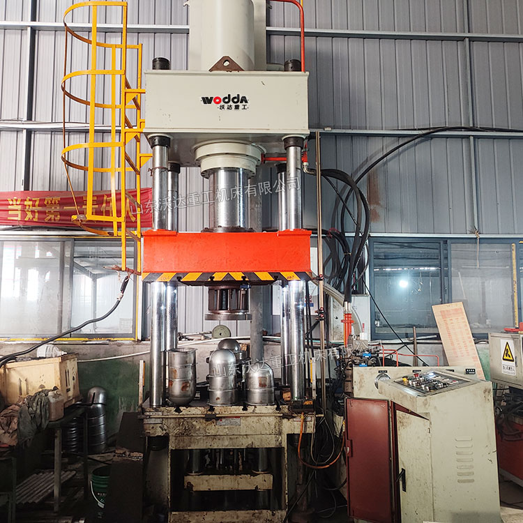 315噸不銹鋼內(nèi)膽拉伸機(jī)現(xiàn)場 315噸不銹鋼內(nèi)膽拉伸機(jī)現(xiàn)場