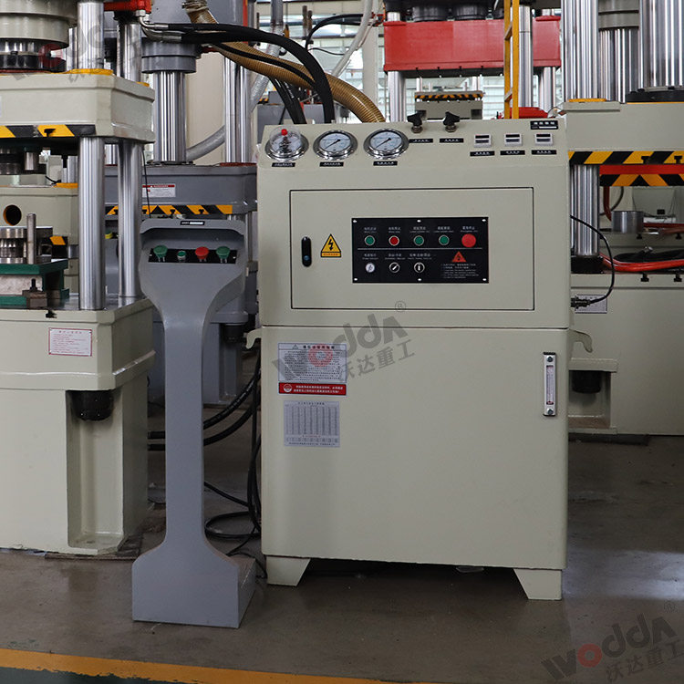 200噸四柱液壓機(移動控制臺) 200噸四柱液壓機(移動控制臺)