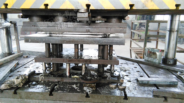 不銹鋼水槽拉伸液壓機(jī)加工現(xiàn)場 不銹鋼水槽拉伸液壓機(jī)加工現(xiàn)場