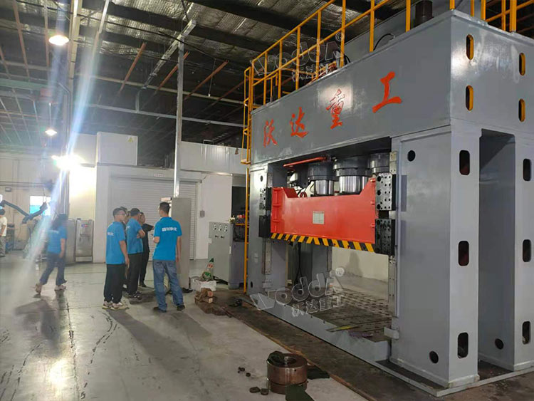 1000噸框架式液壓機(jī) 1000噸框架式液壓機(jī)