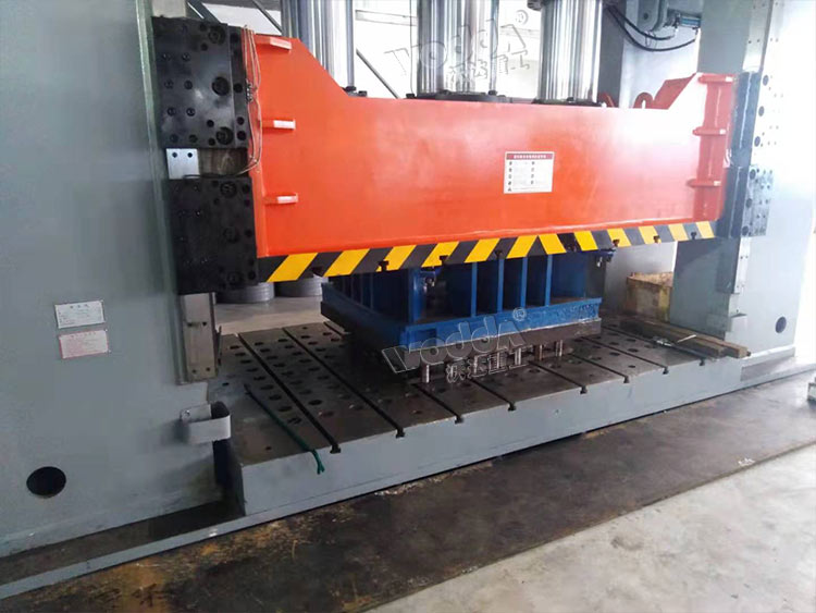 1000噸框架式液壓機(jī)工作臺(tái) 1000噸框架式液壓機(jī)工作臺(tái)