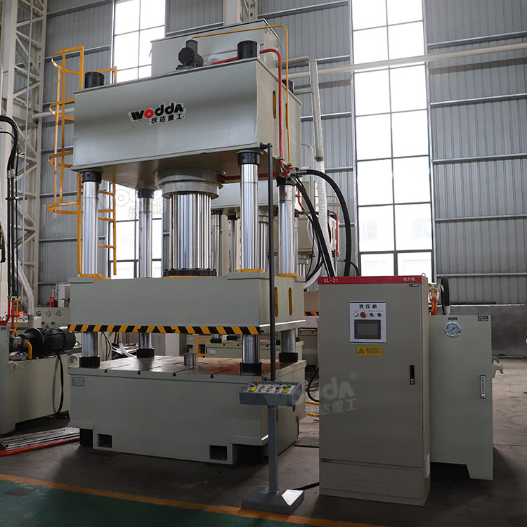 500噸三梁四柱液壓機(jī)車間實(shí)物 500噸三梁四柱液壓機(jī)車間實(shí)物