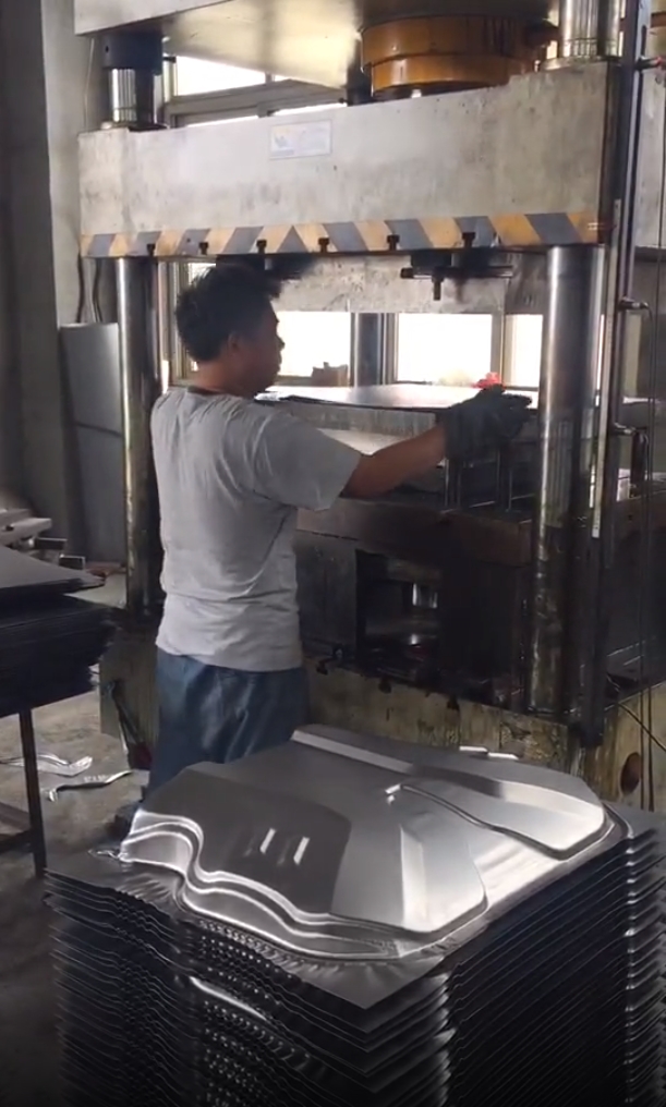 500噸電車擋風(fēng)板成型液壓機(jī)客戶現(xiàn)場 500噸電車擋風(fēng)板成型液壓機(jī)客戶現(xiàn)場