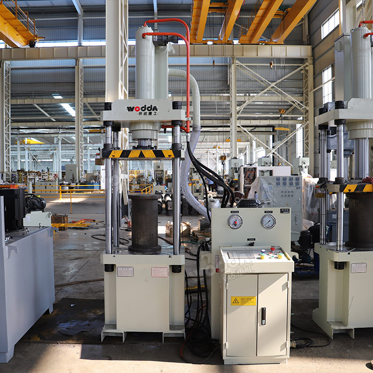 40噸三梁四柱液壓機(jī) 40噸三梁四柱液壓機(jī)