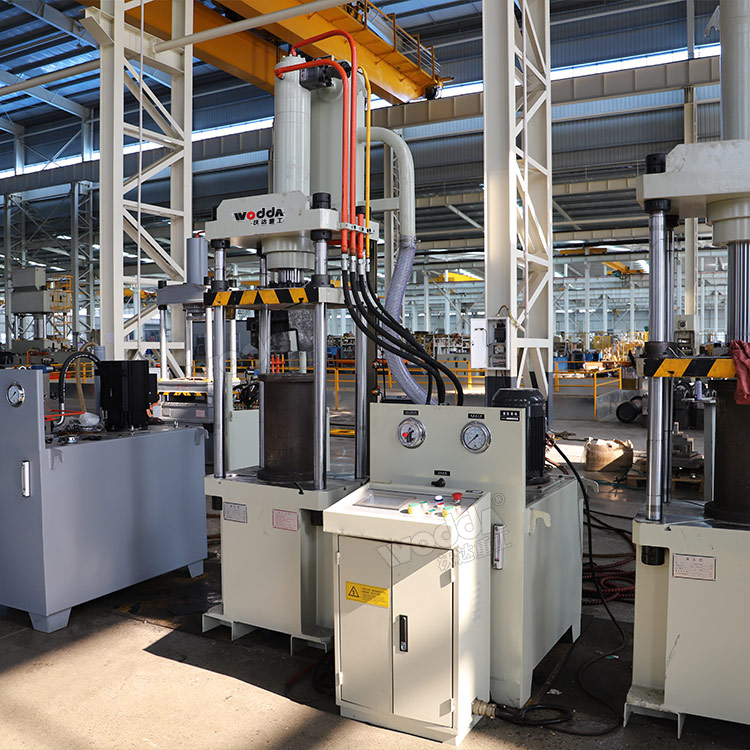 40噸四柱液壓機(jī)車間實(shí)物 40噸四柱液壓機(jī)車間實(shí)物