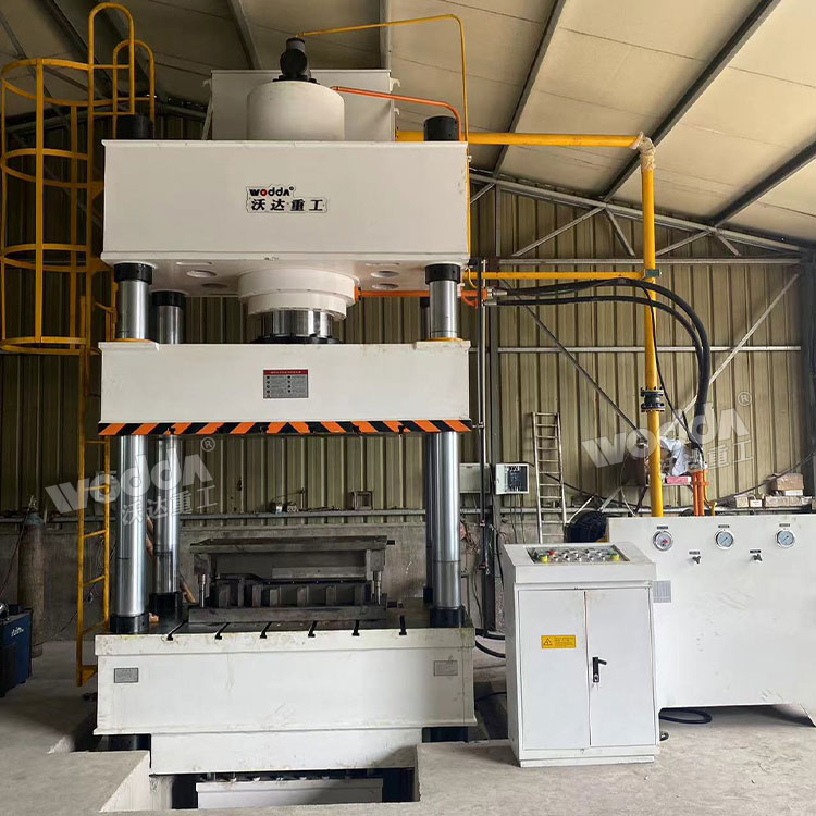 500噸液壓墊拉伸機(jī)現(xiàn)場 500噸液壓墊拉伸機(jī)現(xiàn)場