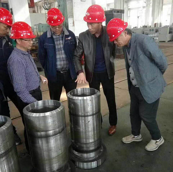 上海交大教授來(lái)沃達(dá)重工指導(dǎo)液壓機(jī)生產(chǎn) 上海交大教授來(lái)沃達(dá)重工指導(dǎo)液壓機(jī)生產(chǎn)